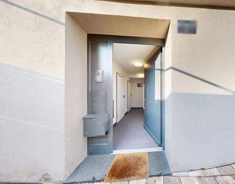 Hauseingang - 4 Zimmer Etagenwohnung in Neustadt/Wstr.