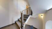 Treppenhaus mit Wohnungszugang - Etagenwohnung mit 153,00 m&sup2; in Neustadt/Wstr. zum Kaufen