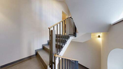 Treppenhaus mit Wohnungszugang - Etagenwohnung mit 153,00 m&sup2; in Neustadt/Wstr. zum Kaufen