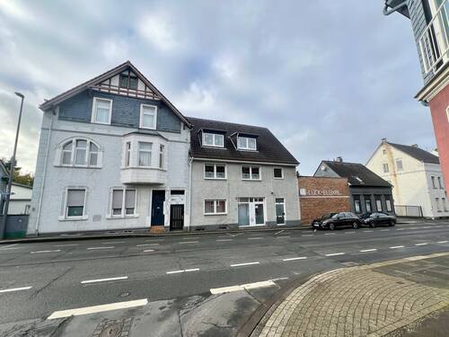 Straßenansicht - Baugrundstück mit mehreren Wohn- und Gewerbebestandsgebäuden