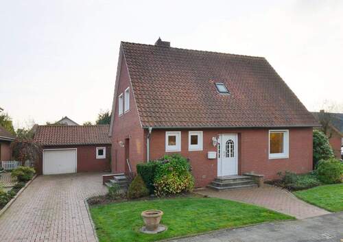 V1638 Ansicht Straße Bild 3 - Klein aber Fein ! Attraktives Einfamilienhaus mit Garage