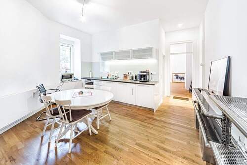 Aufenthaltsbereich mit Büroküche - 