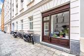 Büroeingang mit Schaufensterfläche - Büro mit 116,70 m&sup2; in München zur Miete