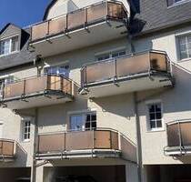 Attraktive 3-Raumwohnung mit Balkon & Carport-Stellplatz in Fraureuth! Modernisierungsbedürftig!