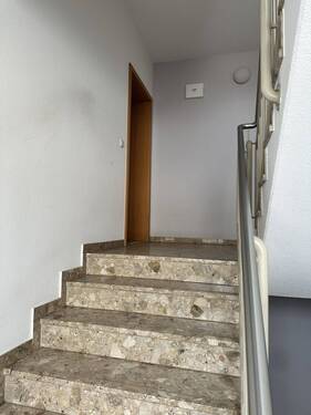 Treppenhaus - Etagenwohnung mit 71,80 m&sup2; in Fraureuth zum Kaufen
