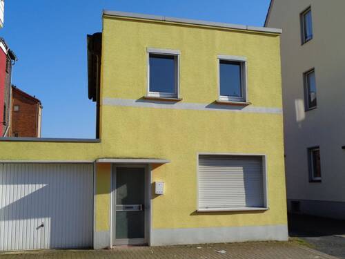 Gebäudeansicht - Renovierte 3-Zimmer-Erdgeschosswohnung über 2 Etagen mit eigenem Hauseingang