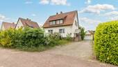 Außenansicht 1 - Charmantes Einfamilienhaus mit großem Garten, Wintergarten und Garagen auf Erbpachtgrundstück