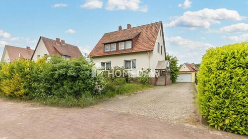 Außenansicht 1 - Charmantes Einfamilienhaus mit großem Garten, Wintergarten und Garagen auf Erbpachtgrundstück