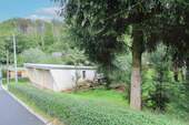 Blick auf Garage und Schuppen - 