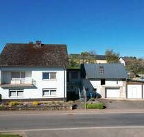 Hochwertig renoviertes Zweifamilienhaus mit Nebengebäuden in Ehlenz, nähe Bitburg.