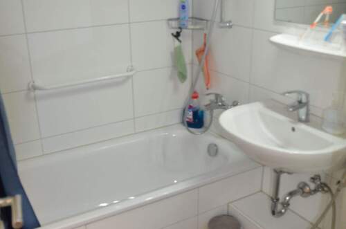 Wannenbad.JPG - Etagenwohnung mit 28,00 m² in Düsseldorf zur Miete