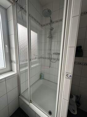 Duschkabine mit Fliesen - 