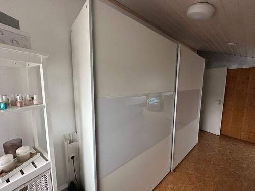 Weißer Schrank im Raum - 