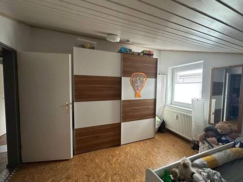 Kinderzimmer mit Schrank - 