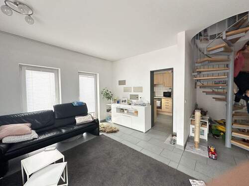 Modernes Wohnzimmer - Großzügige 4-Zimmer-Wohnung mit zwei Bädern, Schwedenofen & Carport, Garage - ab 01.01.2026