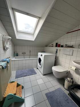 Helles Badezimmer mit Dachfenster - 