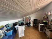 Dachzimmer mit Möbeln - 