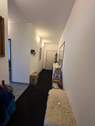 Langer Flur mit Teppich - 