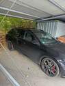 Schwarzer Wagen im Carport - 