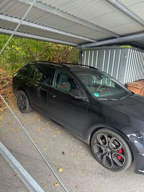 Schwarzer Wagen im Carport - 