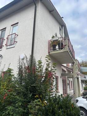 Wohnhaus mit Balkon - 