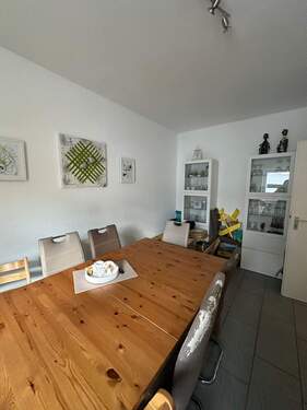 Esszimmer mit Holztisch - 4 Zimmer Etagenwohnung zur Miete in Hilzingen