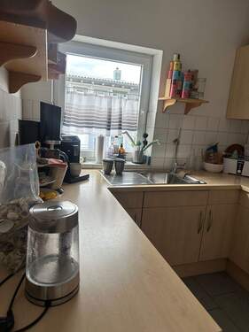 Kleine Küche mit Fenster - 