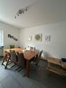Esszimmer mit Holztisch - 