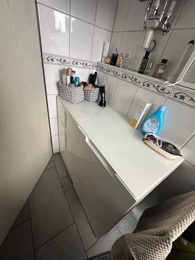 Badezimmerablage mit Produkten - 