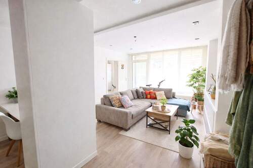 Wohnzimmer - Leerstehende 2-Zimmer-Wohnung mit Balkon und separater Küche