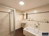 Bad mit Badewanne und Dusche - 