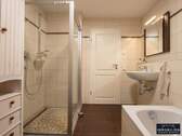 Bad mit Badewanne und Dusche - 
