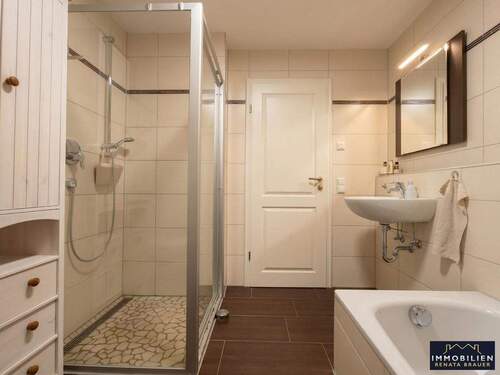 Bad mit Badewanne und Dusche - 