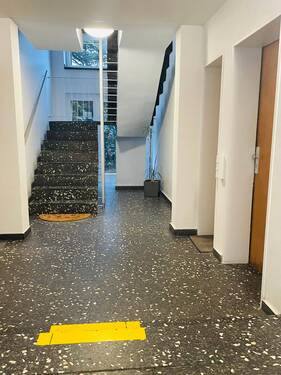 Treppenhaus - Etagenwohnung mit 90,00 m² in Düsseldorf zum Kaufen