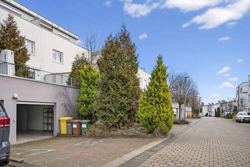 Garage & Außenstellplatz - 