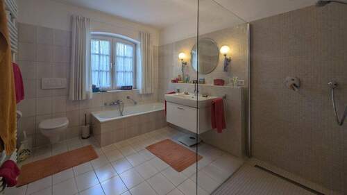 Bad mit ebenerdiger Dusche und Wanne - 