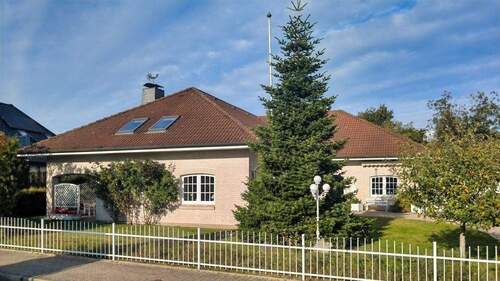 Straßenansicht mit Vorgarten - 6 Zimmer Einfamilienhaus in Süderbrarup