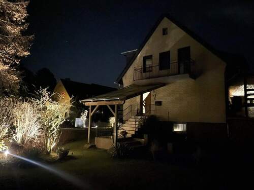 Nachtaufnahme des Hauses - 