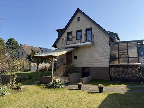 Hausansicht Eingang - Doppelhaushälfte am Park - modernisiert, energieeffizient & 5 Zimmer