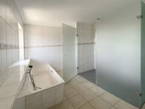 mit Dusche und Badewanne - 