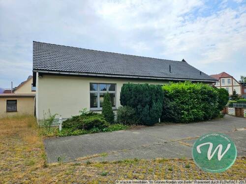 seitliche Ansicht vom Saalbau - 3 Zimmer Mehrfamilienhaus, Wohnhaus in Hagenow