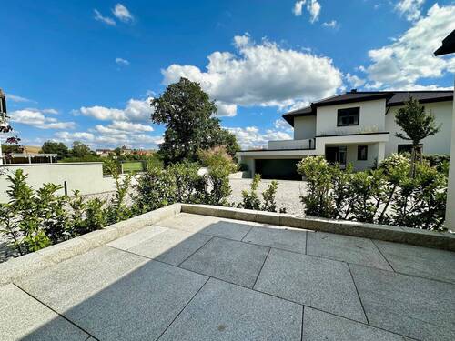 zweite Terrasse ohne Überdachung - 