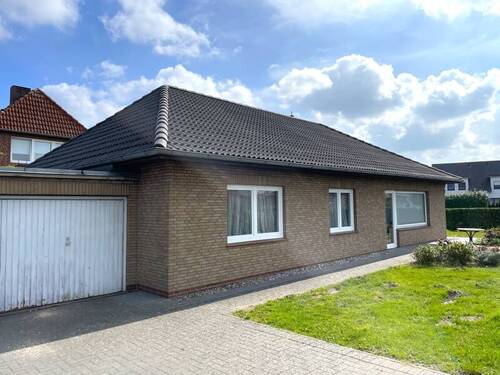 Auffahrt mit praktischer Garage - 