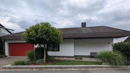 Nordseite mit Garage - 