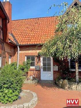 Straßenansicht - HVV Immobilien: Gemütliche 2,5 Zimmer Erdgeschoss-Wohnung über 2 Ebenen mit Dachterrasse!