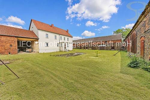 Hausansicht / Hofbereich - 