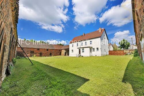 Hausansicht / Hofbereich - 