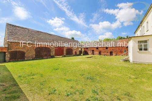 Hofbereich mit Nebengelass - 