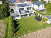 Hausansicht mit Gartenfläche - 