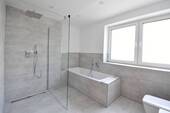 Bad mit Dusche und Wanne - 